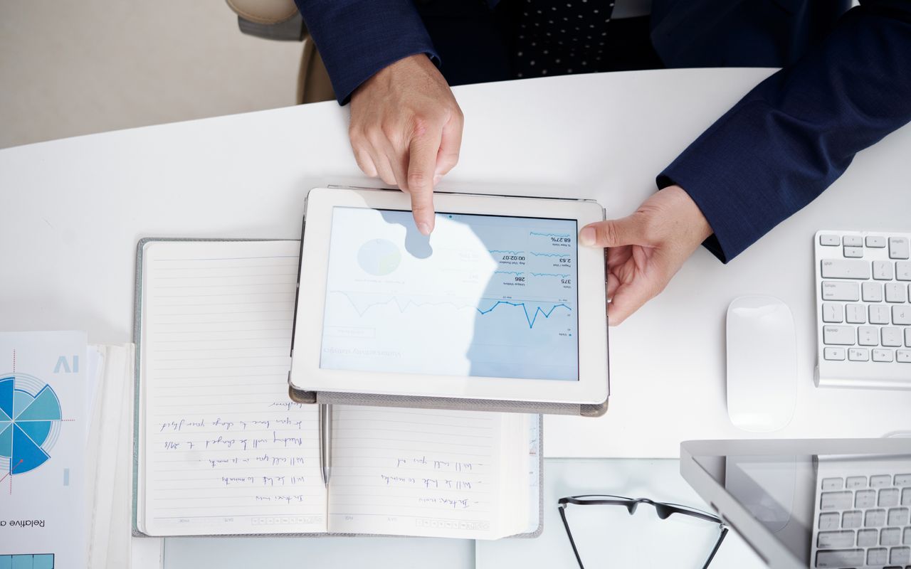 Dashboard financiero dinámico con KPIs en tiempo real para equipos financieros