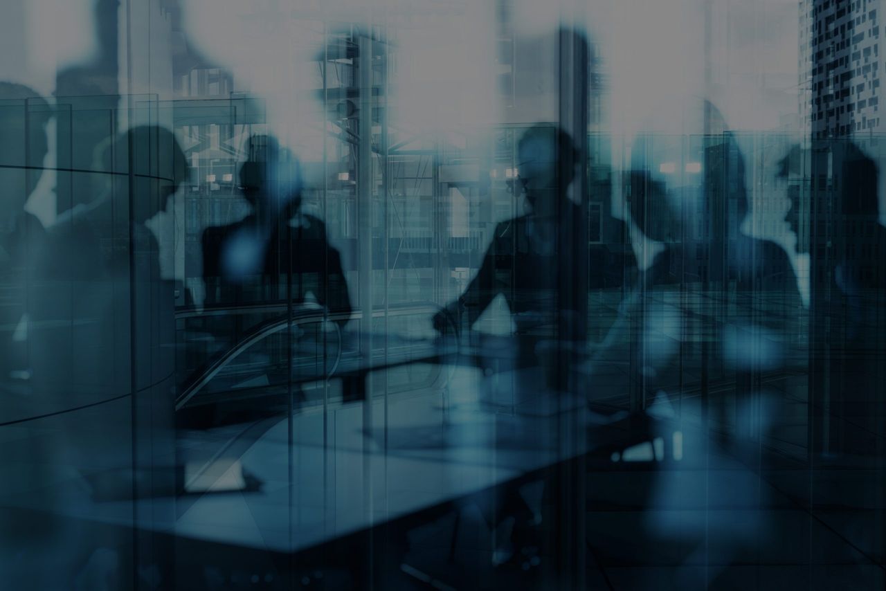 Sistema ERP unificando operaciones empresariales con datos en tiempo real en pantalla digital