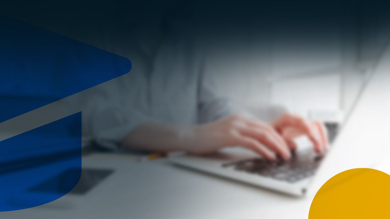 Persona gestionando su empresa con un software