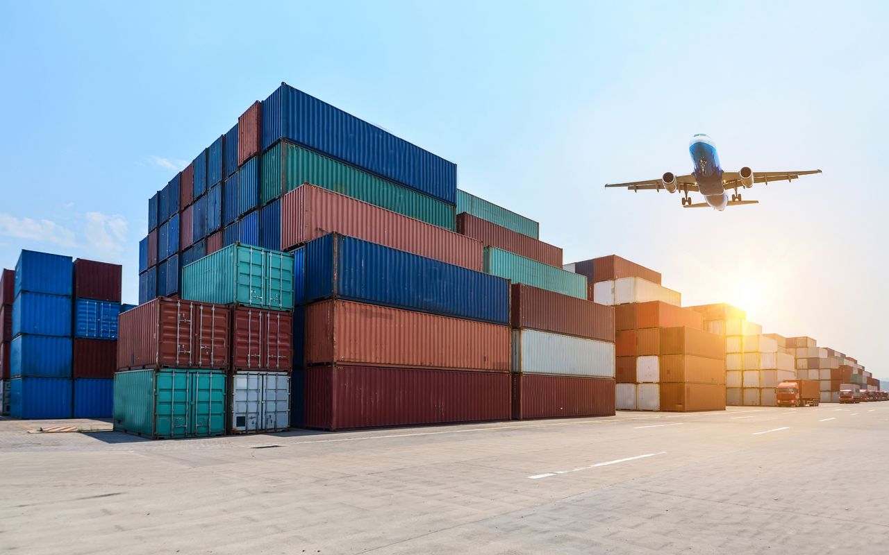 Contenedor de exportación con código QR en smartphone mostrando trazabilidad en tiempo real