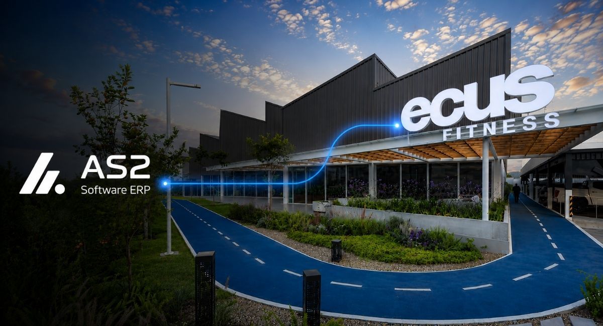 Gimnasio moderno utilizando un ecosistema digital integrado con AS2 ERP para optimizar su gestión empresarial