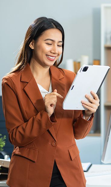 Persona gestionando ventas e inventario en un ERP