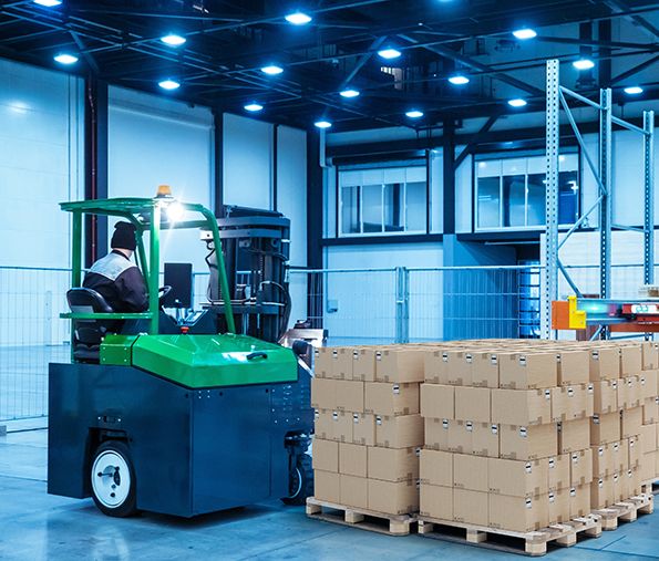 Agricultura digital y gestión de cultivos Agricultores utilizando una tablet para supervisar cultivos.