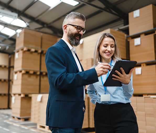 Análisis de mercado en el sector retail Profesionales analizando estrategias de mercado para retail