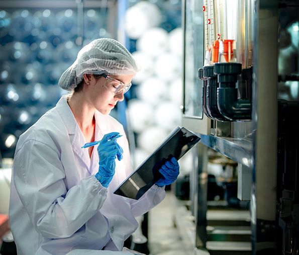 Técnico farmacéutico revisando estándares de calidad