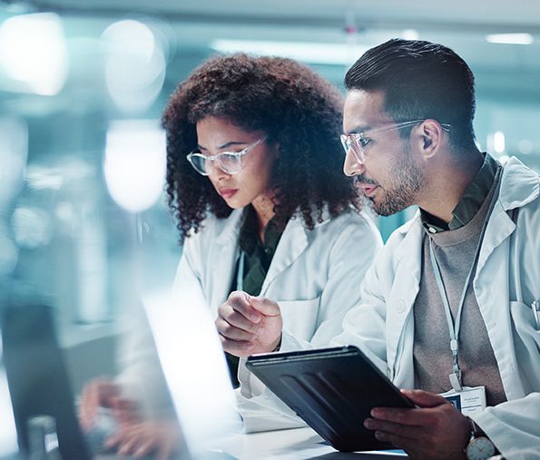 Investigadores analizando datos en laboratorio