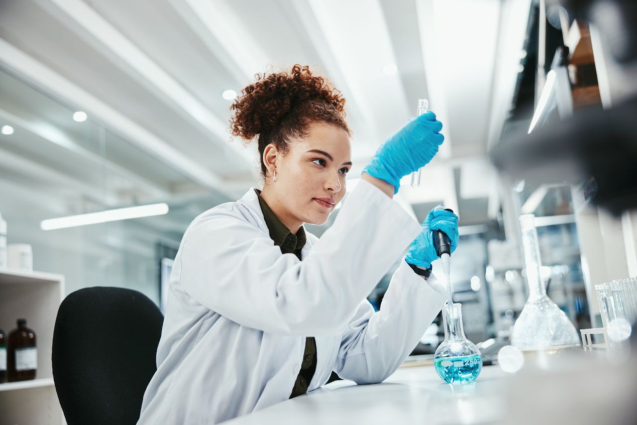 Científica trabajando con muestras en laboratorio