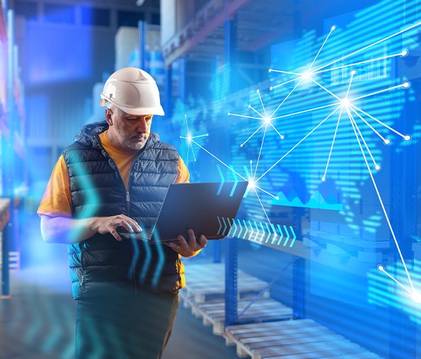 Gestión de operaciones en retail Trabajadora escaneando productos en una tienda.