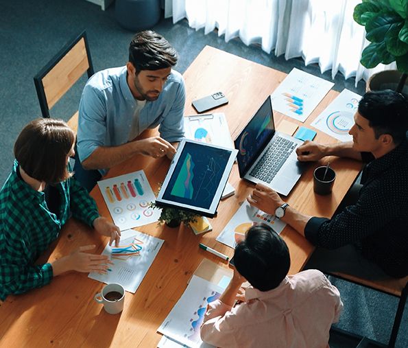 Equipo colaborando en la planeación de un proyecto de servicios