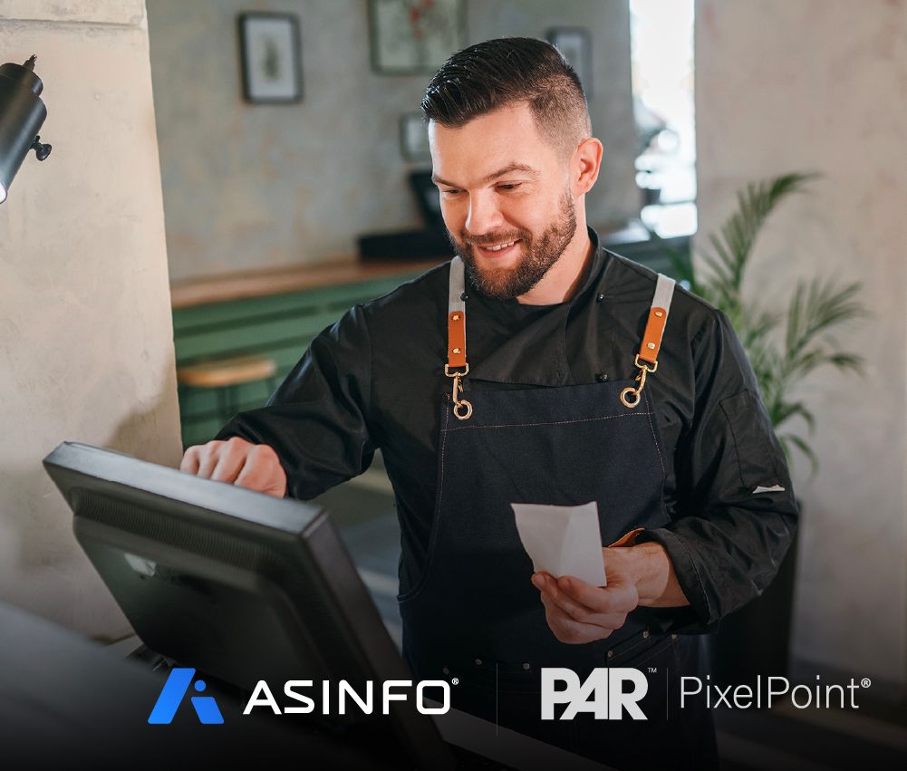 Soluciones de ASINFO POS Empleado operando el sistema POS con logo de ASINFO y PAR PixelPoint.