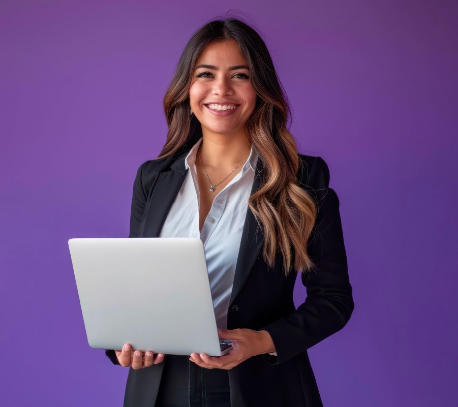 Mujer sonriente con una laptop trabajando.