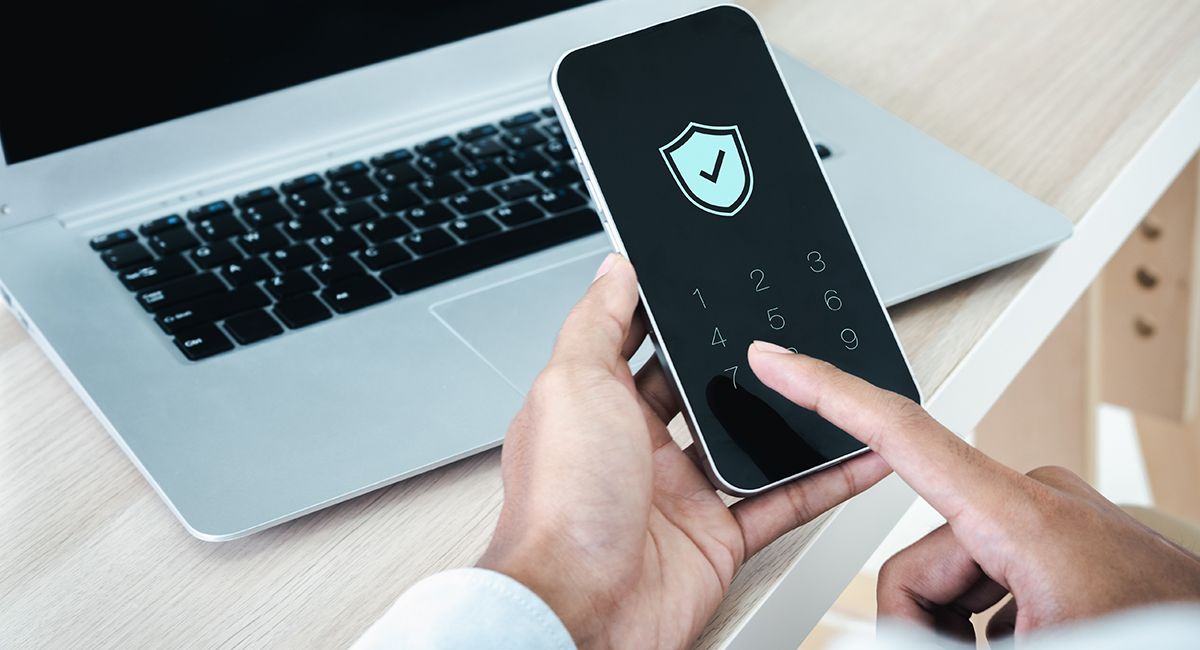 Pantalla de teléfono mostrando un proceso de verificación con un icono de seguridad