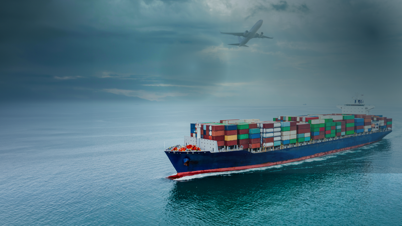 ERP para manufactura: eficiencia e innovación sin límites Interfaz de ERP multimodular mostrando producción y cadena de suministro en una planta manufacturera