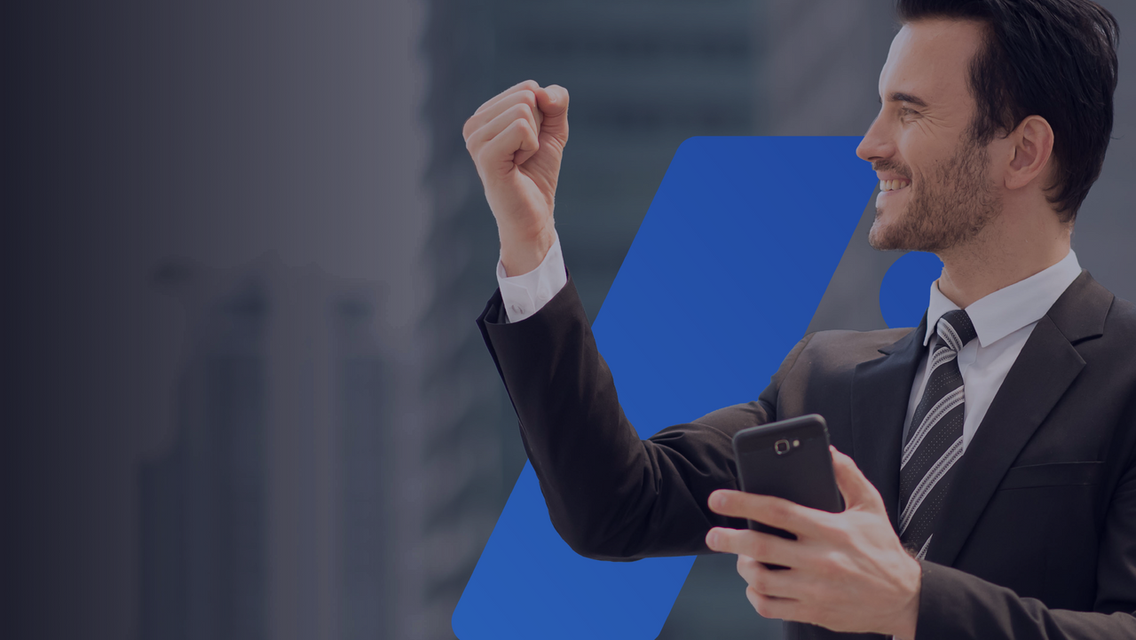 Empresario con una interfaz de ERP multimodular mostrando producción y cadena de suministro en una planta manufacturera