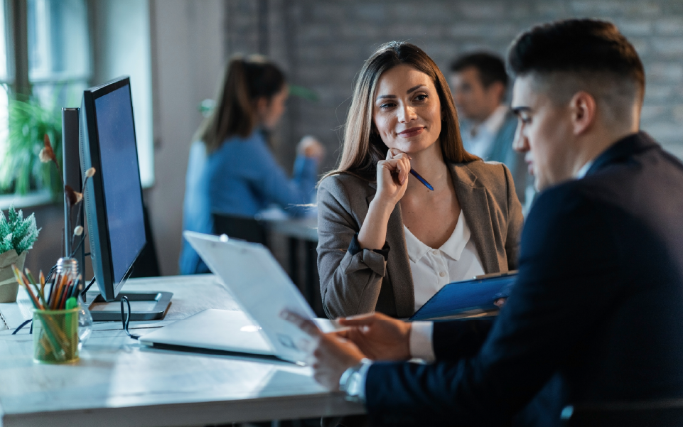Empresario frente a panel digital interactivo con gráficos sobre tendencias tecnológicas 2025