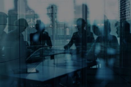 Sistema ERP unificando operaciones empresariales con datos en tiempo real en pantalla digital