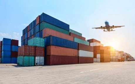 Contenedor de exportación con código QR en smartphone mostrando trazabilidad en tiempo real