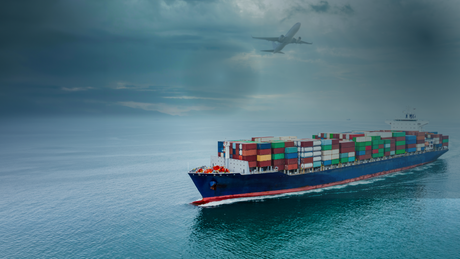 Interfaz de ERP multimodular mostrando producción y cadena de suministro en una planta manufacturera