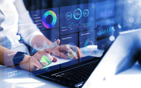 CEO revisando KPIs financieros y operativos en un dashboard digital con gráficos en tiempo real
