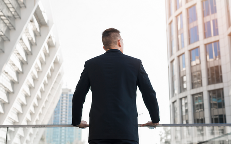 Ejecutivo revisando predicciones tecnológicas 2025 en una interfaz digital con gráficos de IA y sostenibilidad