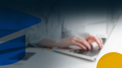 Implementación de ERP Persona gestionando su empresa con un software